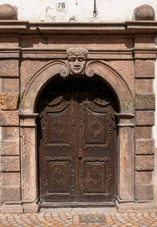 Il portale d’ingresso in pietra scolpita di Palazzo Keller