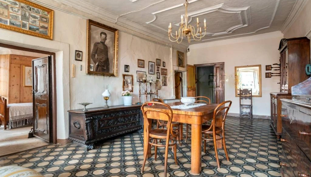 Il salone con pavimento geometrico, stucchi e arredi d’epoca