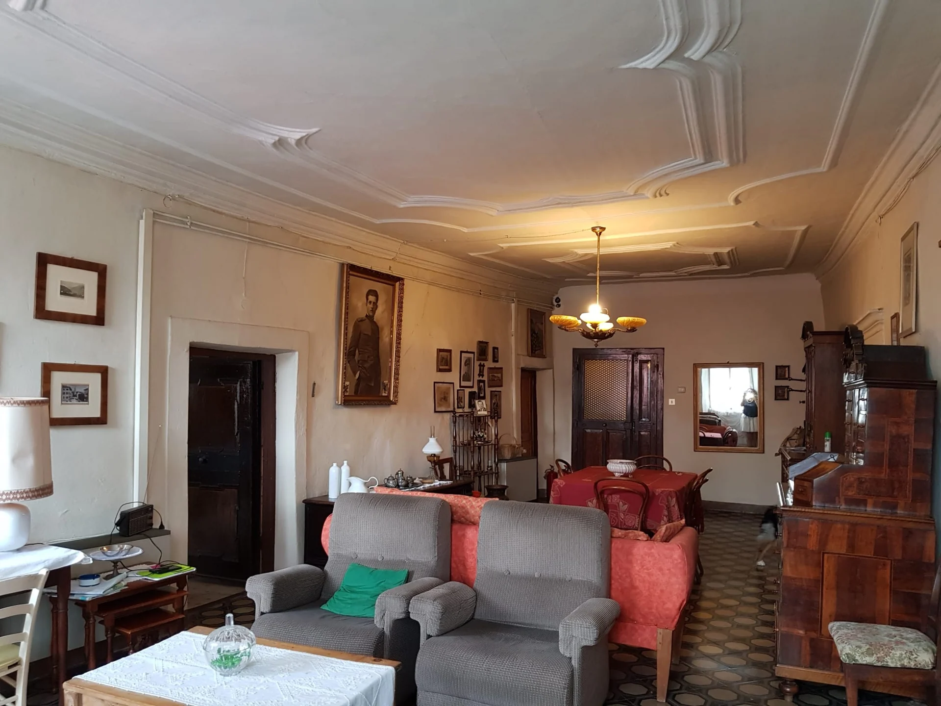 Salone storico con pavimento decorato e soffitto a stucchi