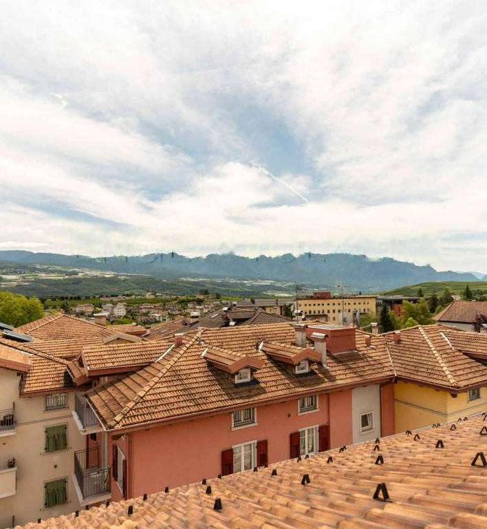 Vista sui tetti di Spinazeda e sul paesaggio della Val di Non