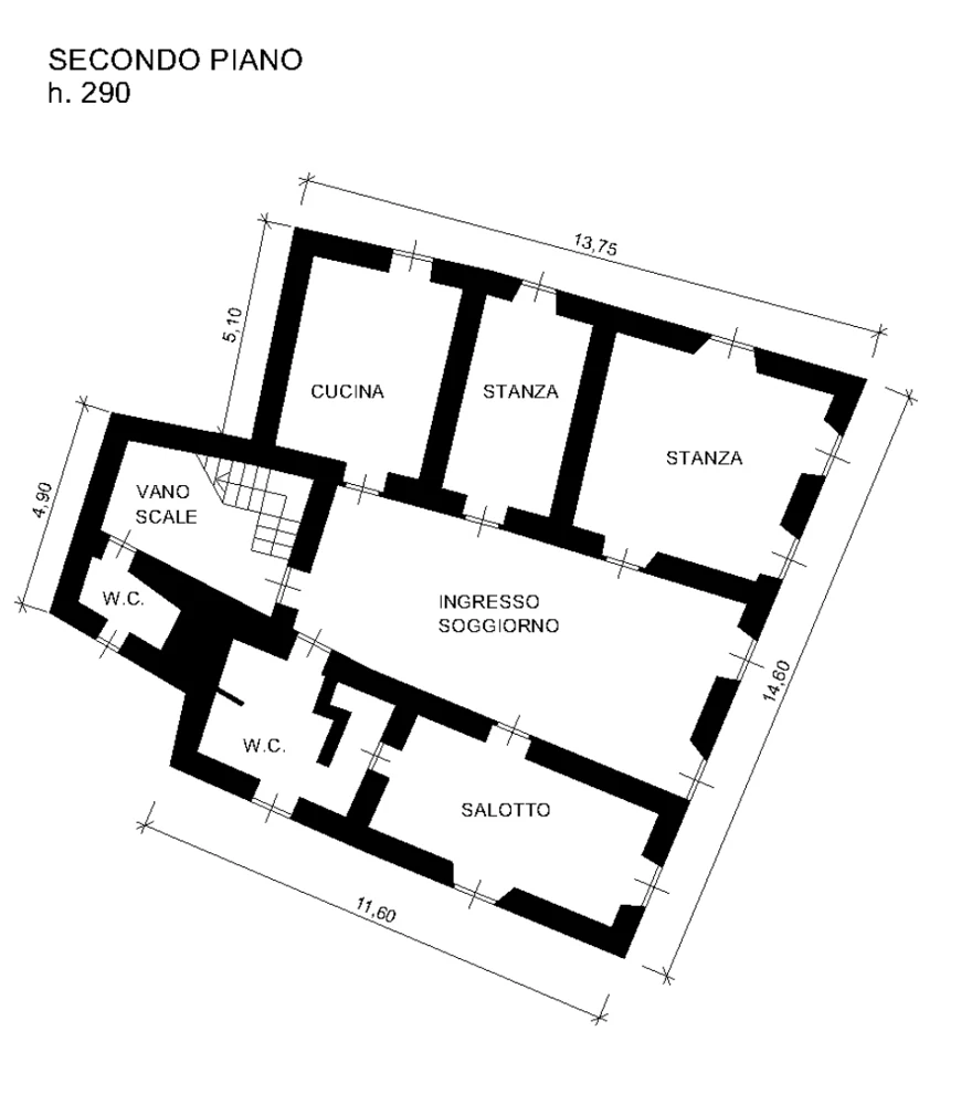 Secondo piano: cucina, stanze, ingresso e soggiorno, salotto, servizi e vano scale.